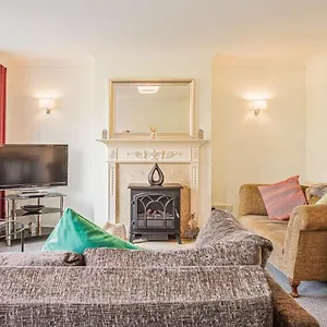 central-2-bed-house-w-garden-and-free-parking.tophotelsbath.com/